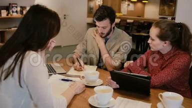 咖啡馆的小企业团队会议